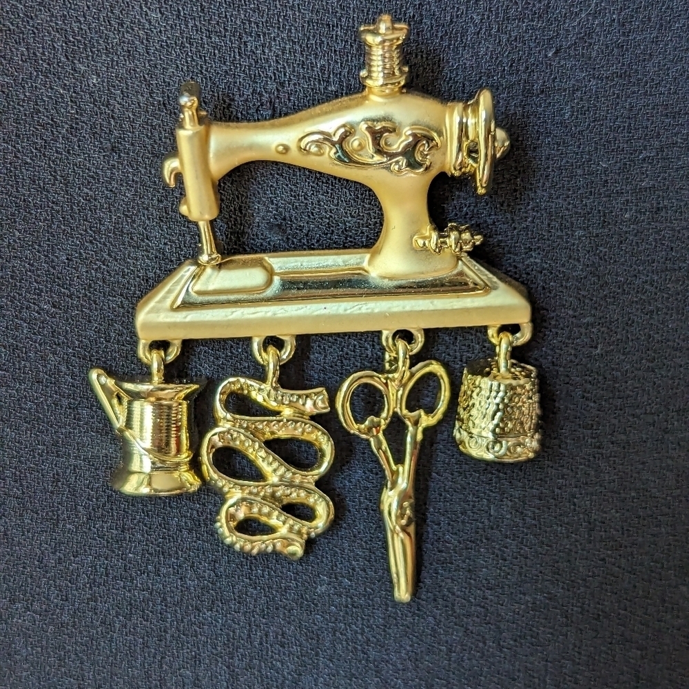AJC, American Jewelry Company, signed Vintage Sewing Machine Brooch Pin